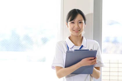 週あたりのネット利用時間が長い人ほどうつ病の発症リスクが高い傾向に?!インターネット依存がこころの健康に与える影響【2025年版】