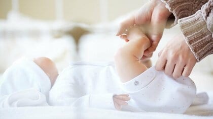 日本の少子化と企業の生産性低下、長時間労働の“震源地”は霞ヶ関と永田町だった