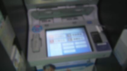 【新人行員が”投資詐欺”みやぶる】40代男性が銀行窓口で発した『違約金』の言葉に違和感―インチキ金投資アプリにだまされるも「詐欺じゃない」と強弁する40代男性を警察官らと共に説得