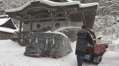 雪の中で春まで熟成「雪中酒」「雪中そば」　長野市の「戸隠神社」で日本酒約3000本と地元産のそばの実450キロ　