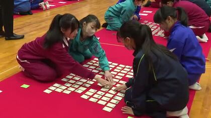 高岡市恒例「越中万葉かるた大会」　万葉集の中から越中ゆかりの和歌100首を選んだかるたを取り合う