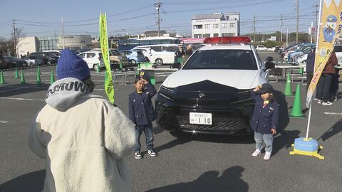 全国で1台“クラウンスポーツのパトカー”も…子供たちが防犯や環境について学ぶイベント ドライバー側の視界など確認