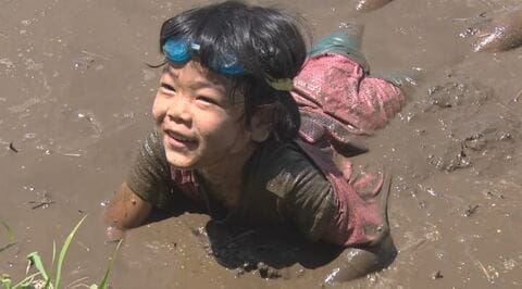 洗濯は大変だけど…「いい気持ち」　長野・南箕輪村で泥遊びイベント「べとリンピック」　泥の中で綱引きやボール運び、障害物リレー　服も顔もどろだらけ　県内11地点で「猛暑日」