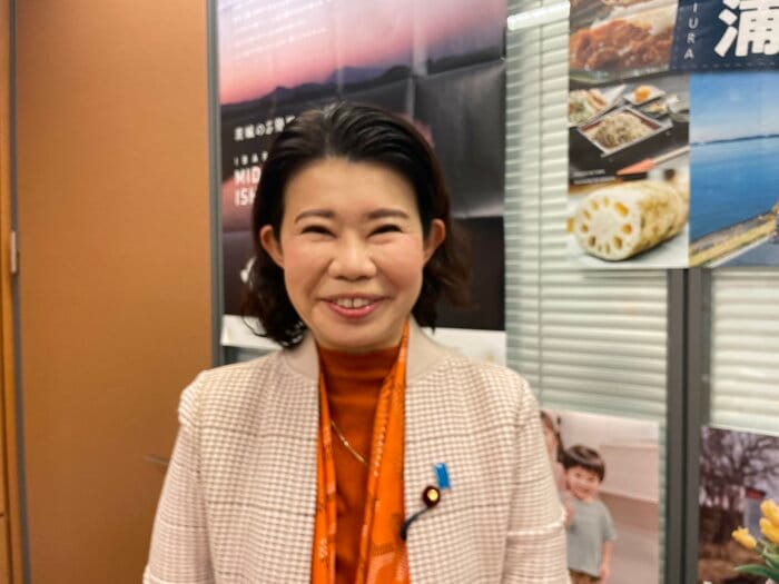 議員会館でインタビューに応じる国光副大臣