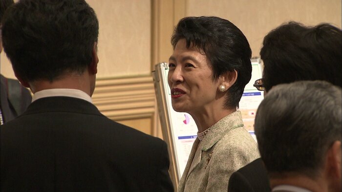 若手研究者たちと懇談される久子さま