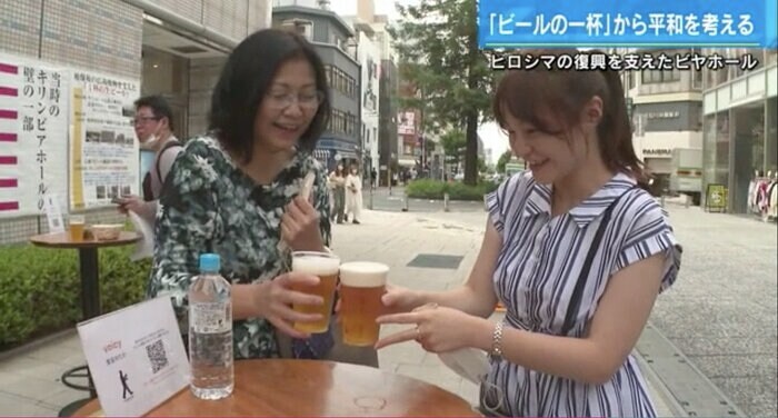広島PARCO前で重富さんのビールを飲む女性たち