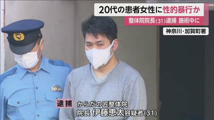 建物を出ると、カメラの方に目を向けた伊藤容疑者(神奈川・加賀町署 7日午前8時半ごろ)