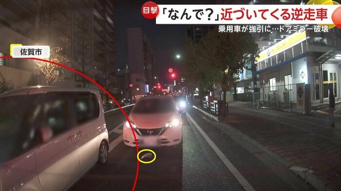 道路に転がる壊されたドアミラー
