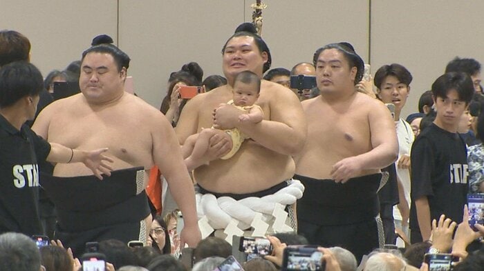 同級生の赤ちゃんを抱いて土俵入り