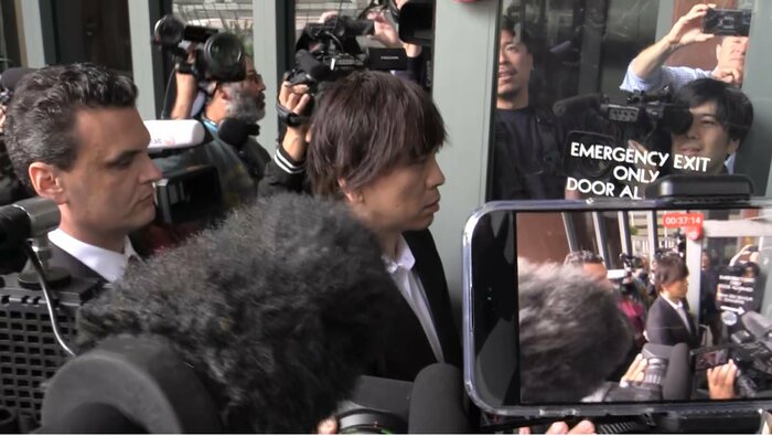 多くのメディアに囲まれて裁判所に入る水原被告