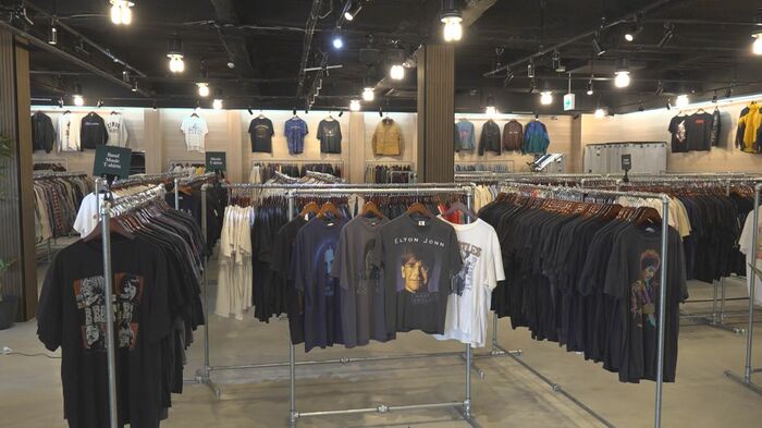 約5000点の古着が並ぶ店内