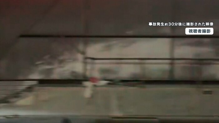 壁にはこすったような跡が