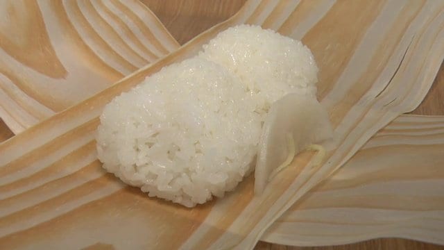 おむすびを経木で包む