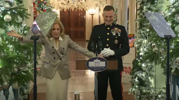 「ハッピー・クリスマス」とあいさつし直したジル夫人(ホワイトハウス公式YouTubeより)