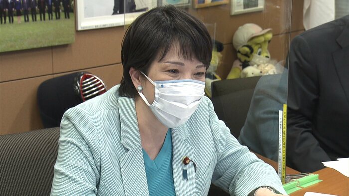 オンラインミーティングを行う高市前総務相