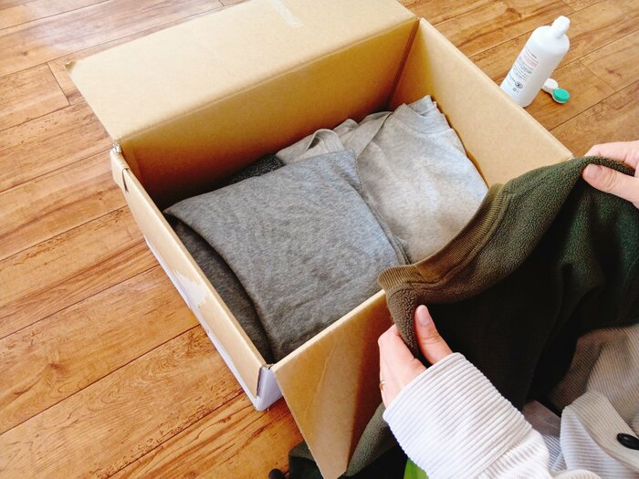 （3）最後の荷物を段ボールに詰める