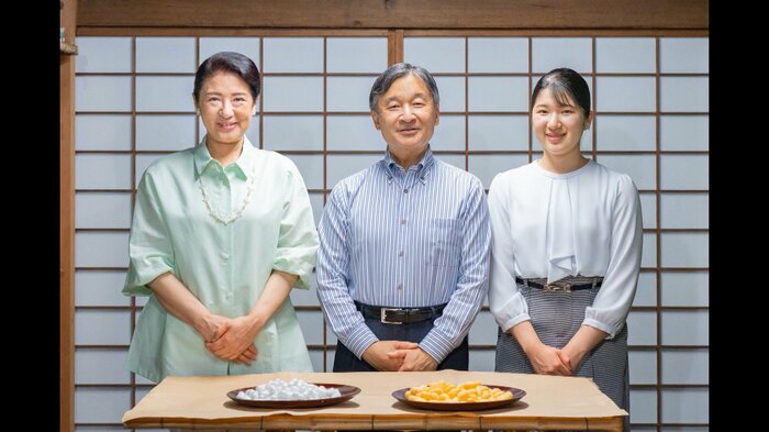 一家そろって、御養蚕に臨まれる両陛下、愛子さま 5月30日 皇居・紅葉山御養蚕所(宮内庁提供)
