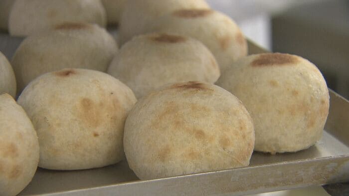 揚げた後、オーブンでじっくり焼き上げる