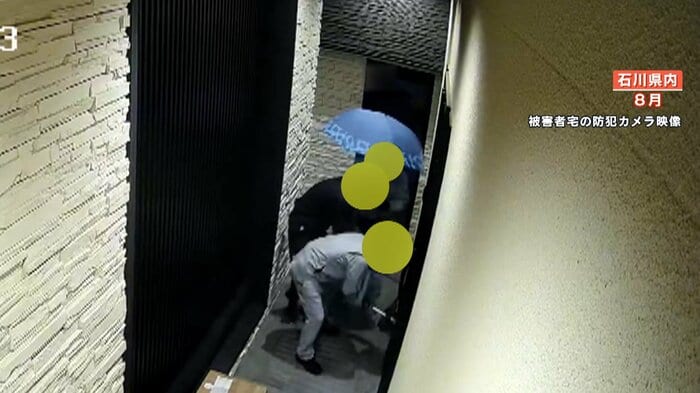バールのようなもので無理やり玄関ドアをこじ開ける