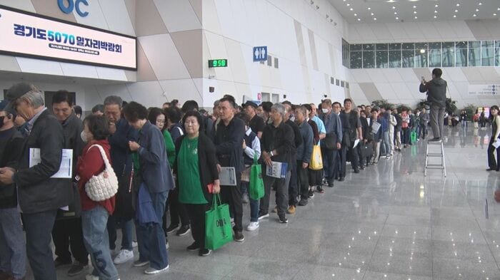 ソウル郊外 就職説明会を訪れた参加者の列