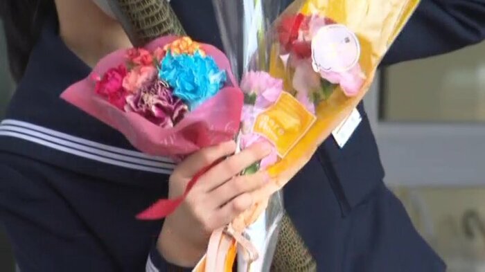 卒業生に贈られたカーネーションの花束