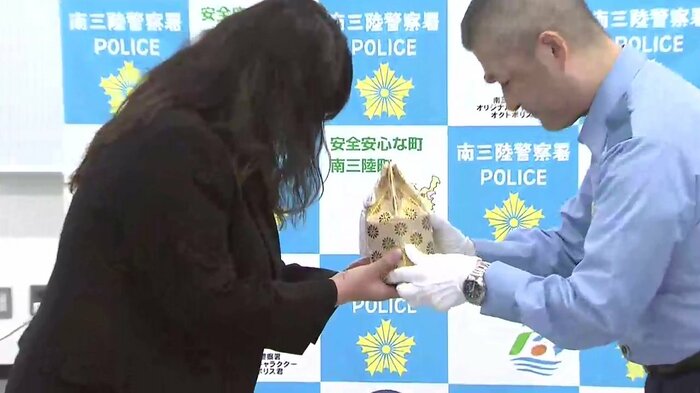 捺星さんの遺骨を受け取る母・千弓さん（宮城・南三陸警察署）