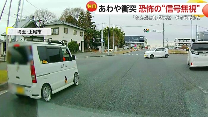 目撃者の左手から追い越してきた白い車（視聴者撮影）