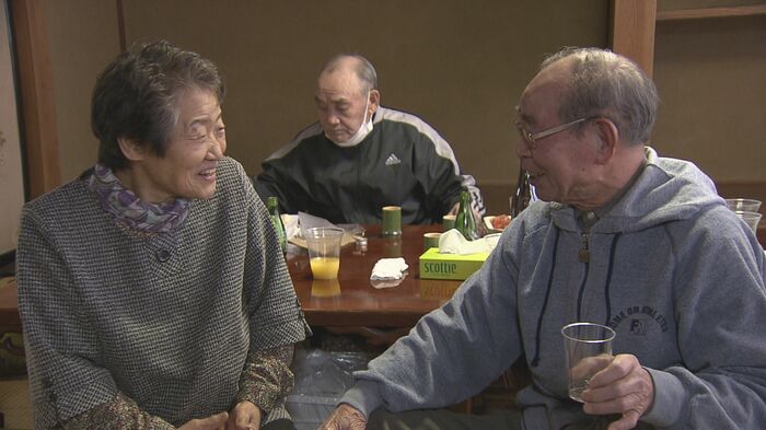 住民と語らう西沢照子さん(左)