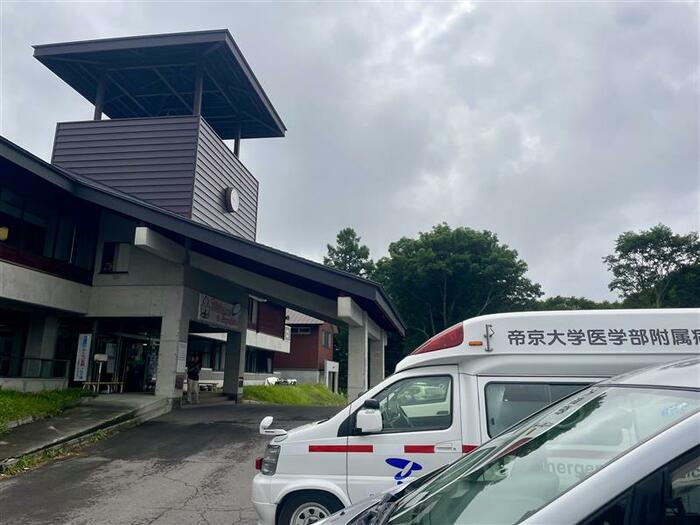 クリニックで待機する民間救急車