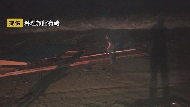 海の家が波で倒壊