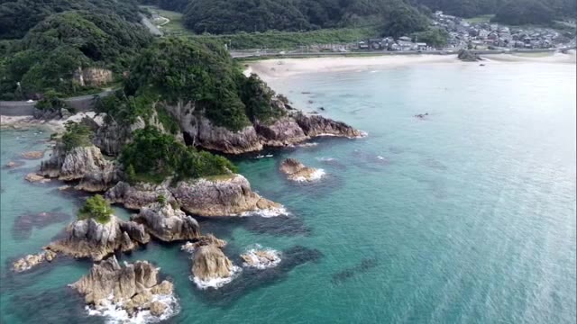 抜群の透明度!シーカヤックで鳥取の宝を体験 浦富海岸(鳥取・岩美町)