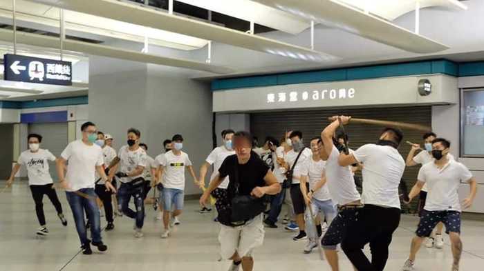 無差別襲撃に駅はパニック~香港デモ隊と市民を襲った“謎の白Tシャツ集団”は何者か