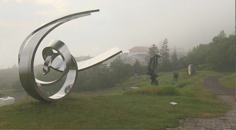 「霧で幻想的」　標高2000メートルの美ヶ原高原美術館が午前4時の早朝開館　晴れた日はご来光や雲海も楽しめる｜FNNプライムオンライン