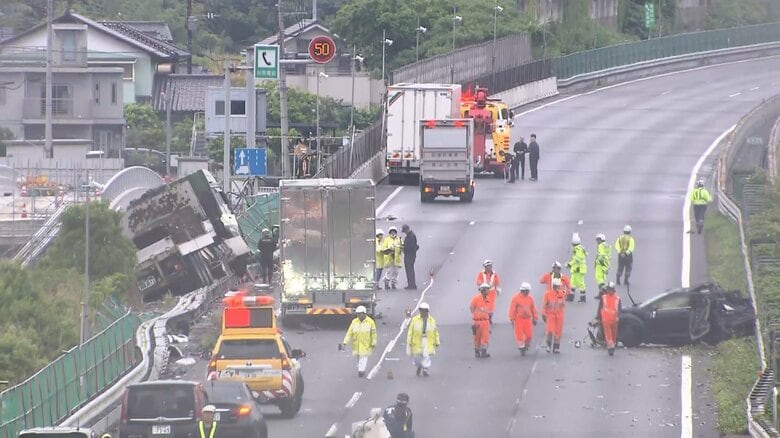 乗用車運転の19歳男子大学生が意識不明の重体　関越道下りでトラックなど5台からむ事故　埼玉・坂戸市｜FNNプライムオンライン