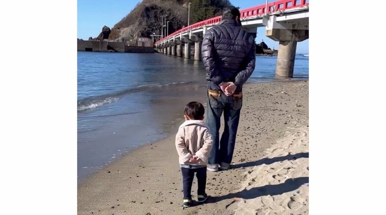 「無限に愛おしい」2歳男の子がおじいちゃんのまねをして歩く姿にキュン！母親に普段の様子を聞いた｜FNNプライムオンライン