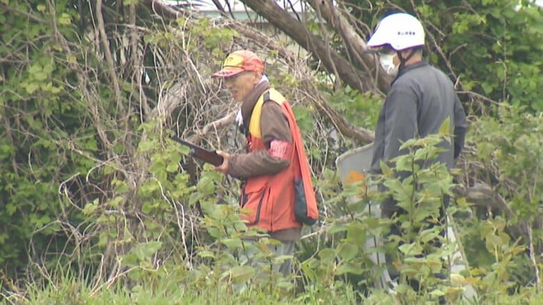 海水浴場から1.7キロの住宅街に出没したクマ を「緊急銃猟」で駆除　富山市で犬の散歩中の女性を襲う｜FNNプライムオンライン