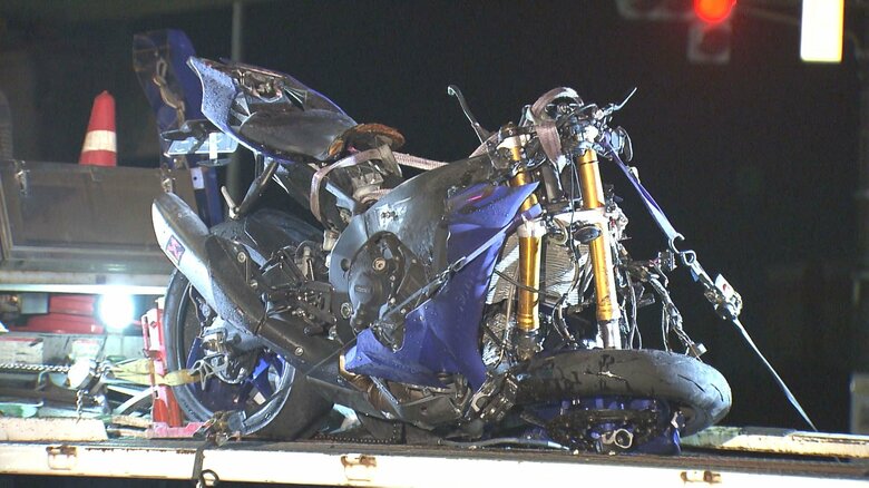 深夜の交差点で…バイクで直進中の22歳男性が右折車にはねられ死亡 車を運転していた30歳男を現行犯逮捕｜FNNプライムオンライン