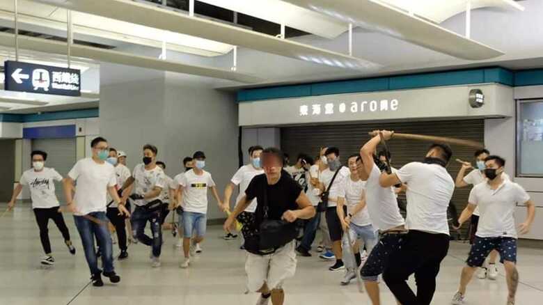 無差別襲撃に駅はパニック～香港デモ隊と市民を襲った“謎の白Ｔシャツ集団”は何者か　｜FNNプライムオンライン