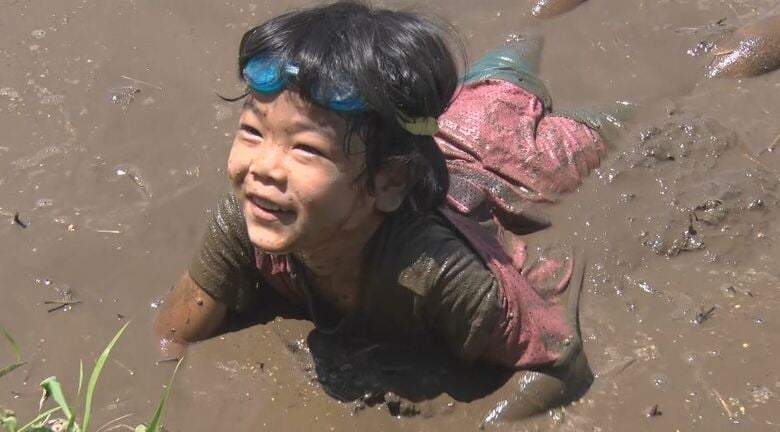 洗濯は大変だけど…「いい気持ち」　長野・南箕輪村で泥遊びイベント「べとリンピック」　泥の中で綱引きやボール運び、障害物リレー　服も顔もどろだらけ　県内11地点で「猛暑日」｜FNNプライムオンライン