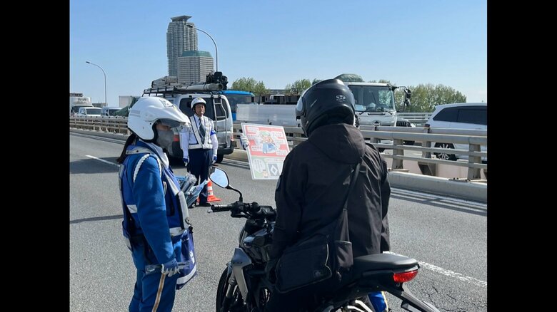 「交通ルールを守って安全に快適に」GW前に都内各地でバイク利用者らに交通安全を呼びかけ　警視庁｜FNNプライムオンライン