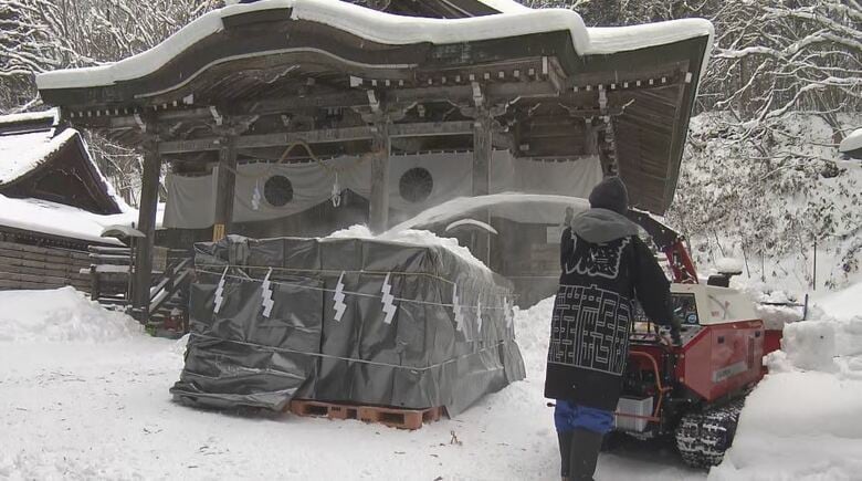 長野市の戸隠神社で「雪中酒」の仕込み　日本酒を雪に埋めて3カ月熟成、まろやかな味に　今年は雪が少なく境内からかき集めて「雪の蔵」に｜FNNプライムオンライン