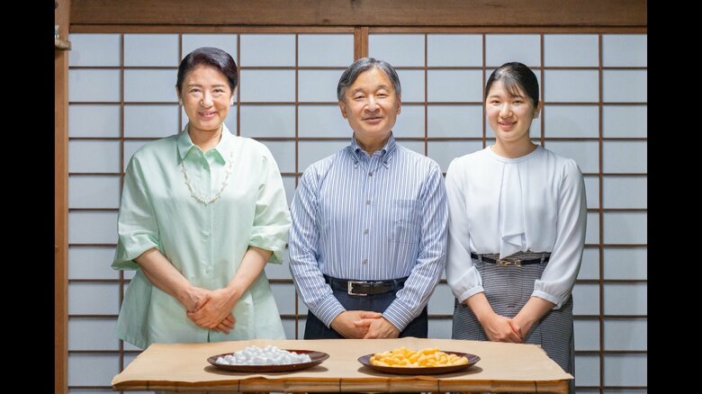 一家そろって、御養蚕に臨まれる両陛下、愛子さま 5月30日 皇居・紅葉山御養蚕所(宮内庁提供)