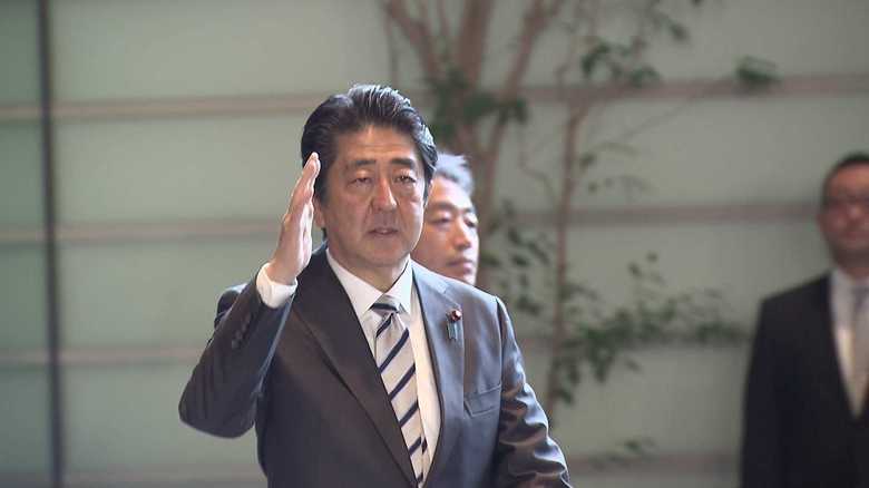 官邸に入る安倍首相(12月17日)