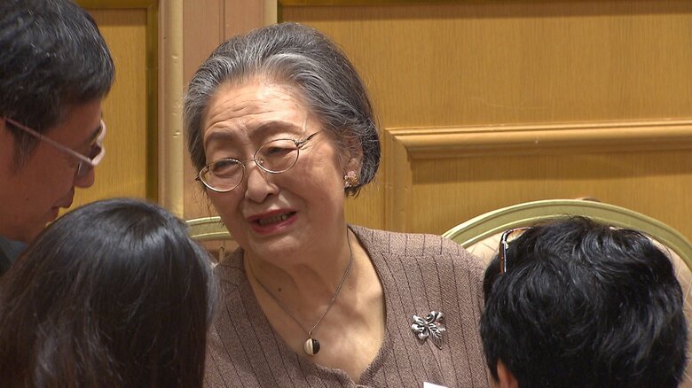 鳥取二三子さんと筆者(左端) 2018年