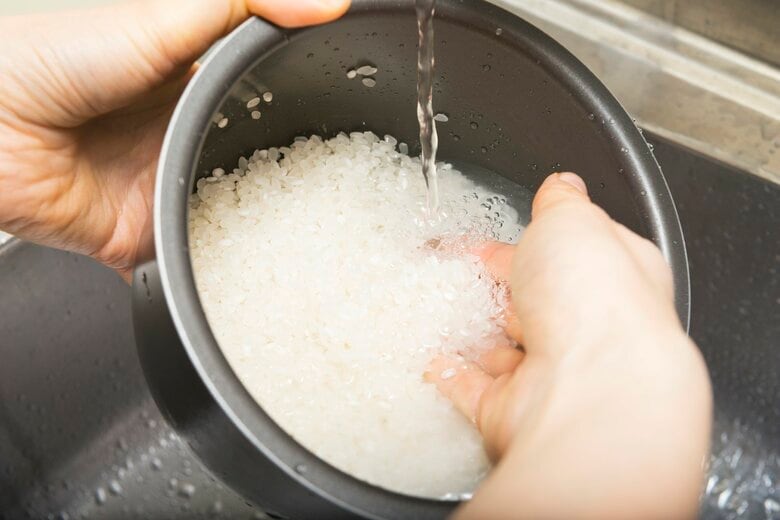 お湯で研ぐと炊きムラの原因にも（画像はイメージ）