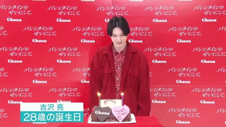 ピンクのプレートには、浜辺美波さん手書きのチョコメッセージが…