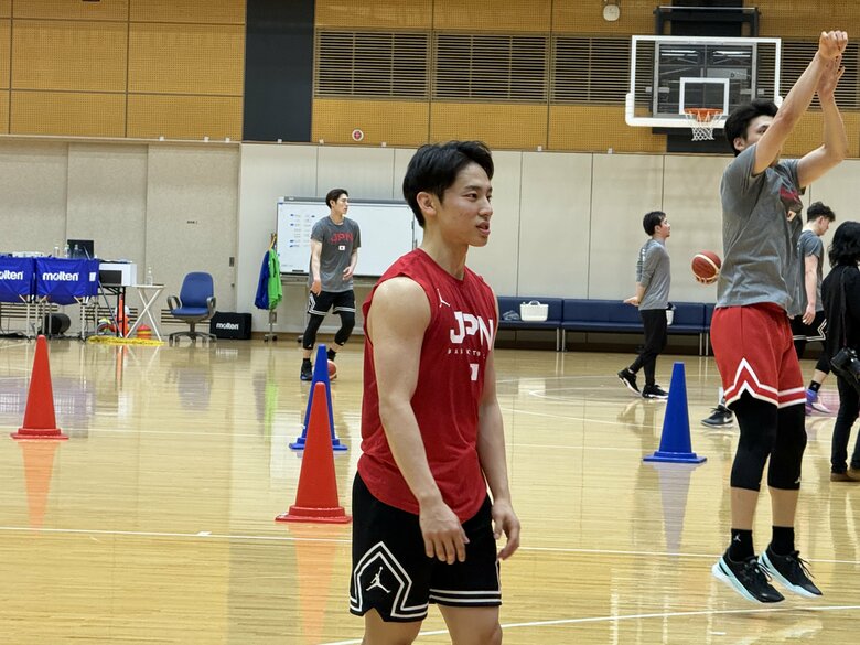公開練習での河村勇輝（16日、都内）