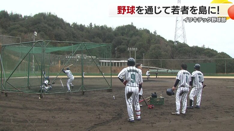 練習するイワキテック野球部