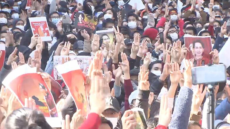 ミャンマー大使館前でも大規模なデモが行われた（2月7日）