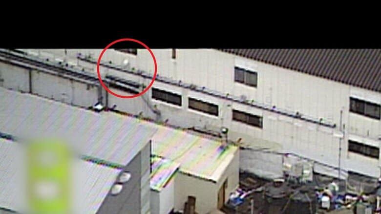 第6サティアンにあった換気扇カバー（赤丸）
